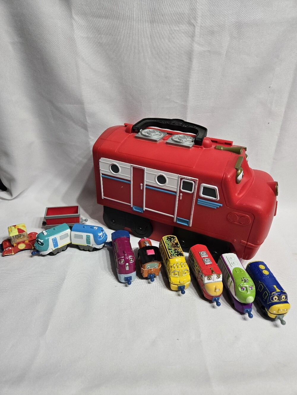 Learning Curve Chuggington Wilson plastic train carrying case with 9 Train Cars